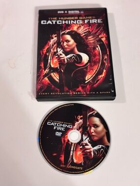 The Hunger Games: Catching Fire DVD - Jennifer Lawrence - Red & Black Artwork